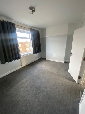 2 Bed Flat, Leeland Way, NW10 - Photo 3