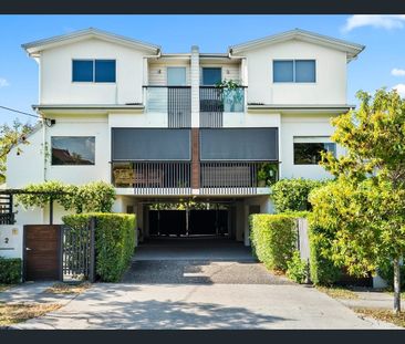 Stylish 3-Bedroom Townhome with Entertainer’s Deck & Modern Kitchen - Photo 4