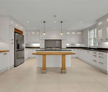 A beautifully presented 6 bedroom detached family home situated beh... - Photo 2