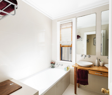 Light filled and beautifully presented terrace with three bedrooms ... - Photo 1