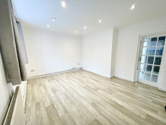 4 bedroom terraced house to rent - Photo 1