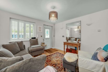A beautifully presented two-bedroom house, ideally positioned within a gated development in Sunningdale. - Photo 2