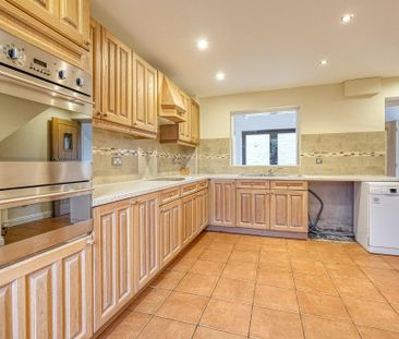 Spacious Detached Family Home with Garage available TO LET in Wymon... - Photo 1