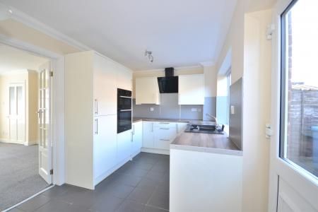 3 bedroom Terraced House To Let - Photo 2