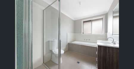 Spacious two storey duplex, 4 bedrooms, 3 bathrooms. - Photo 5