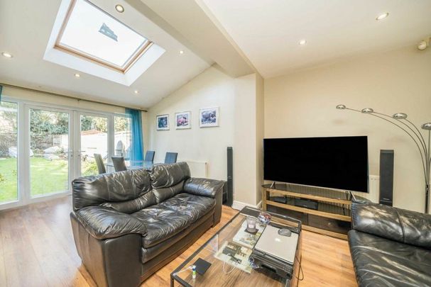 The Drive, Morden, SM4 - Photo 1