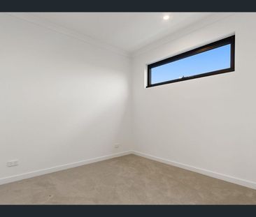 Stylish Three-Storey Living with Modern Comforts - Photo 5