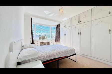 4 Bed End Terrace, Queenborough Gardens, IG2 - Photo 5