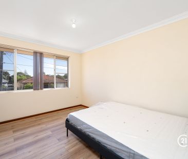 Walk to Hyde Park @ $1600 Per Week - Photo 4
