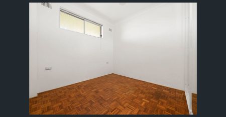 Top floor apartment with Harbour views. - Photo 3