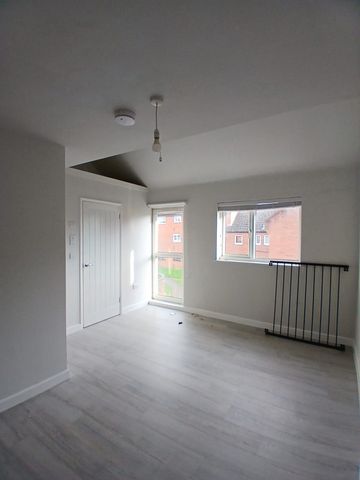 4 bed end of terrace house to rent in Brampton Court, Norwich, Norfolk - Photo 2