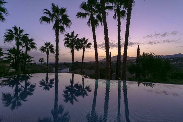 Luxury Villa for rent in El Paraíso, Andalusia - Photo 1