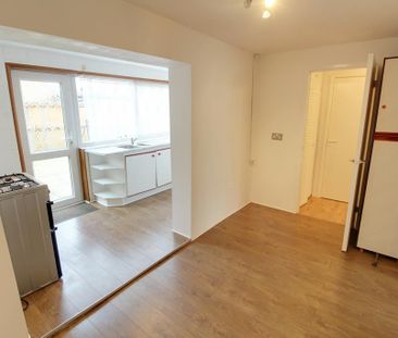3 bedroom terraced house to rent - Photo 6