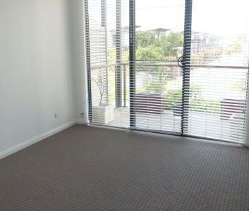 Modern 3 Bedroom Townhouse in Trendy Location! - Photo 3