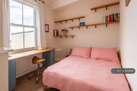3 bedroom flat to rent - Photo 2