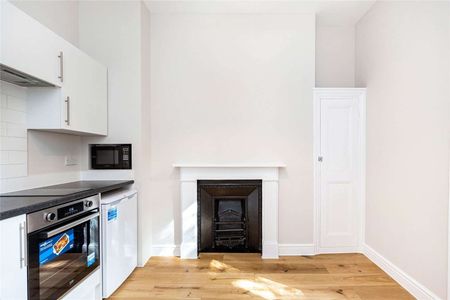 A ground floor studio apartment conveniently located for Marylebone High Street. - Photo 3