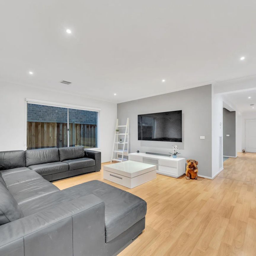 Elevated Lifestyle near Town Centre & Train Station - Photo 1