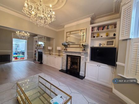 4 bedroom semi-detached house to rent - Photo 2