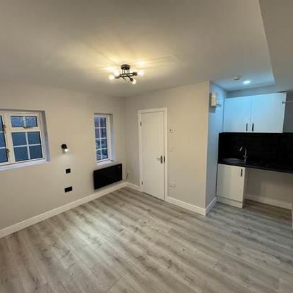 Charles Road, Staines-Upon-Thames TW18, London - Photo 1