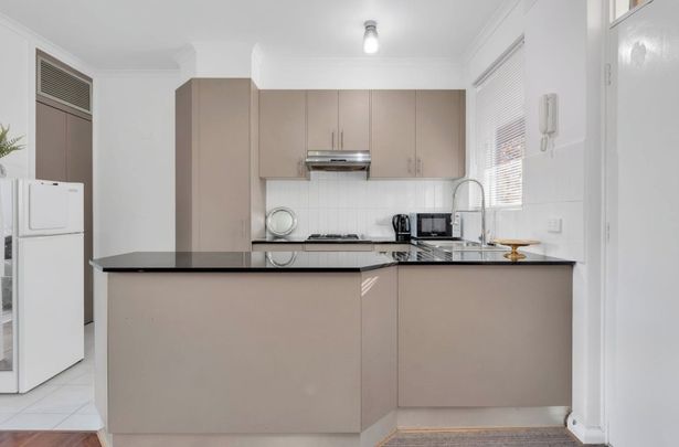 Stylish Light-Filled Apartment in Leafy South Yarra - Photo 1