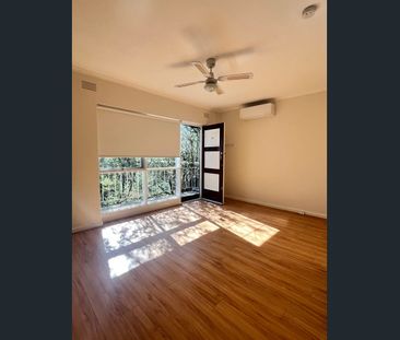 Safe & Secure Living – Bright Top-Floor Apartment - Photo 1
