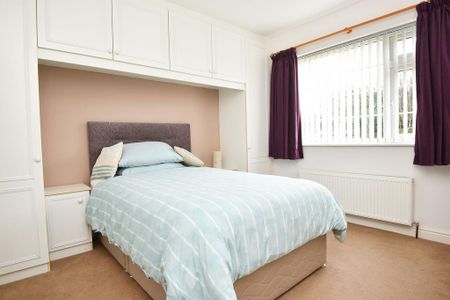 3 bedroom detached bungalow to rent - Photo 2