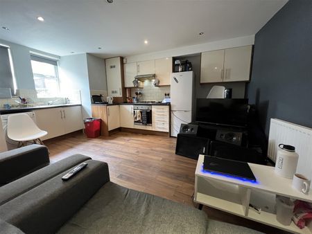 Wrangthorn Avenue, Hyde Park, LS6 1HE, Leeds - Photo 2