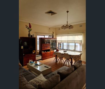 Furnished Room in Quiet Family Home near UNSW - Photo 1