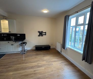 2 Bed Flat, Woodhill, SE18 - Photo 2