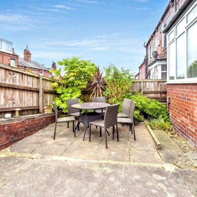 4 bedroom end of terrace house to rent - Photo 1