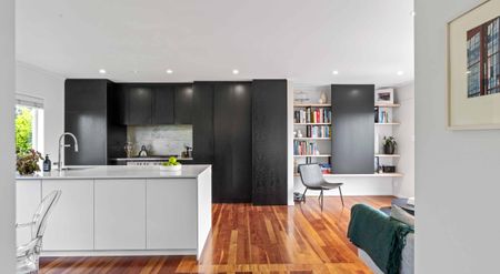 Tidy 2 bedrooms, Northcote - Photo 3