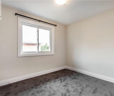 2373 BARCLAY Road, Burlington, Ontario, L7R2B7 - Photo 5
