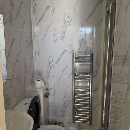1 bedroom block of apartments to rent - Photo 4