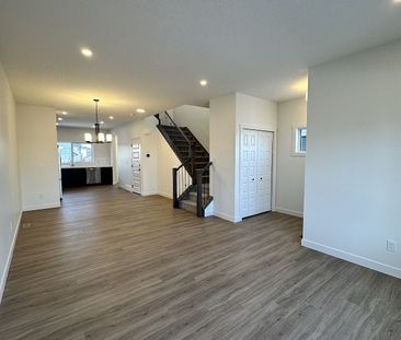 17 Silverton Glen Gate SW, Calgary - Photo 3