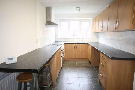 3 bedroom semi-detached house to rent - Photo 4