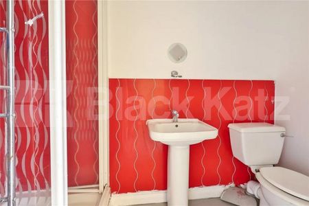 Spacious newly refurbished 3 double bedroom property with 2 bathrooms - Photo 5