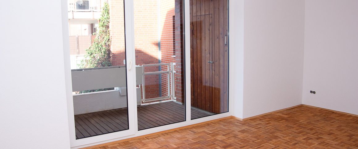 - Wohnung mit Parkett und Balkon zum grünen Innenhof - Photo 1