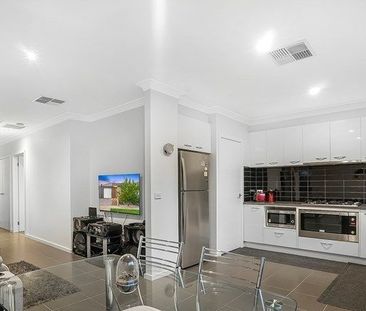 Style & Elegance - Photo 3