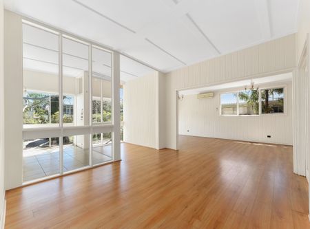 Sundreched family home with a large backyard and only minutes to the beach! - Photo 4