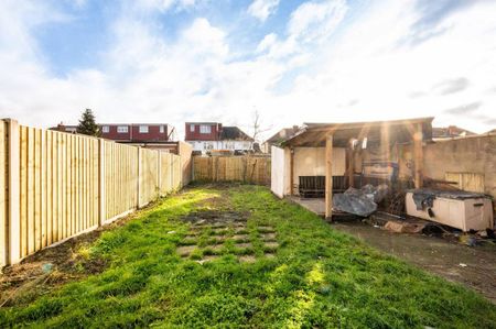 3 bedroom semi-detached house to rent - Photo 3