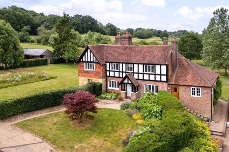 A charming character family home tucked away on the edge of Speldhurst village. - Photo 4