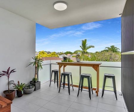 Top Floor - Large Two Bedroom - Great Location - Photo 4