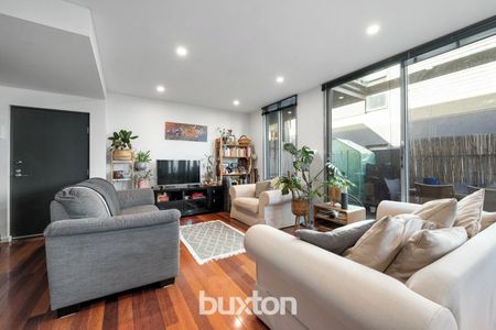 Beach living with courtyard! - Photo 3