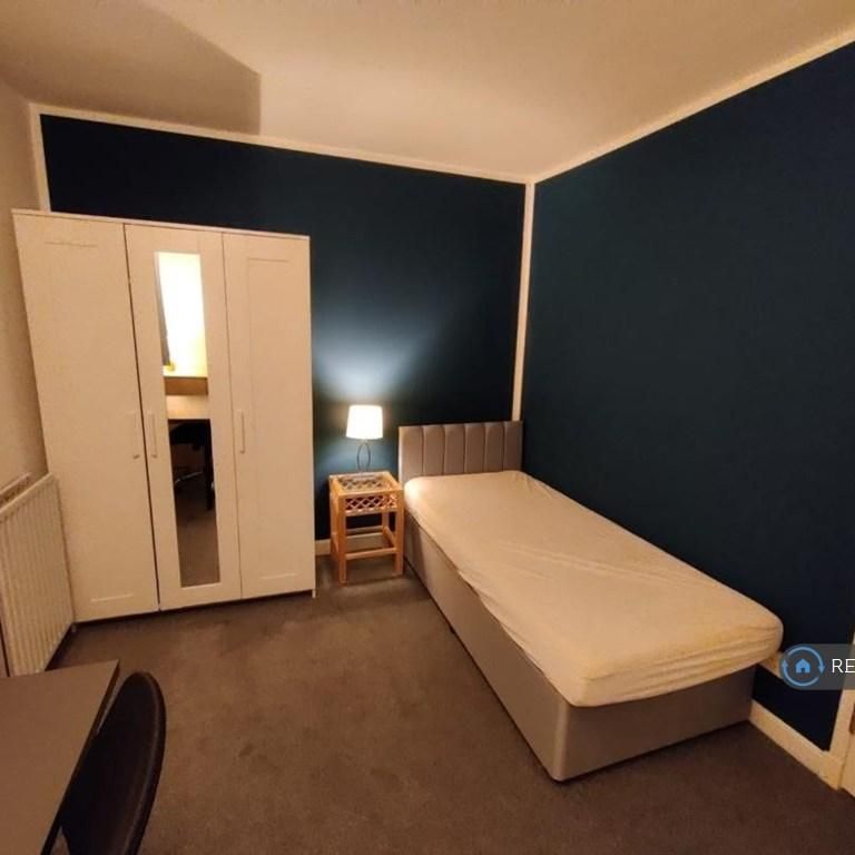 1 bedroom in a flat share to rent - Photo 1