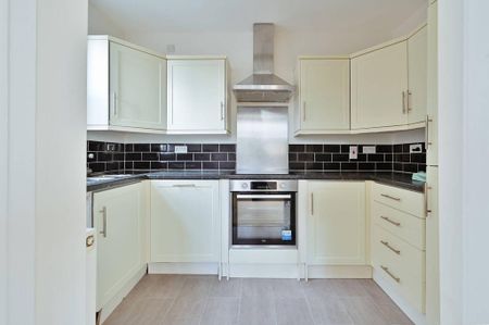 2 bedroom maisonette to rent - Photo 2