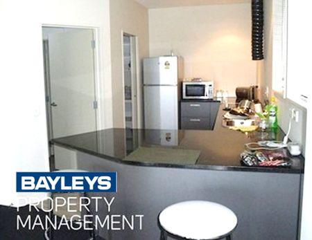 Ensuite Room in walking distance of Gardens - Photo 4