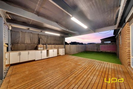 CONTEMPORARY FAMILY HOME IN A PRIME LOCATION! - Photo 3
