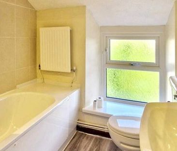 3 bedroom flat to rent - Photo 6