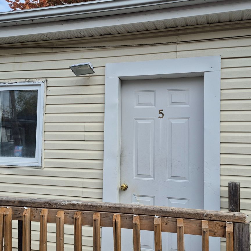 For Lease - 74 Queens Circle Unit# 5, Fort Erie, Ontario - Photo 1