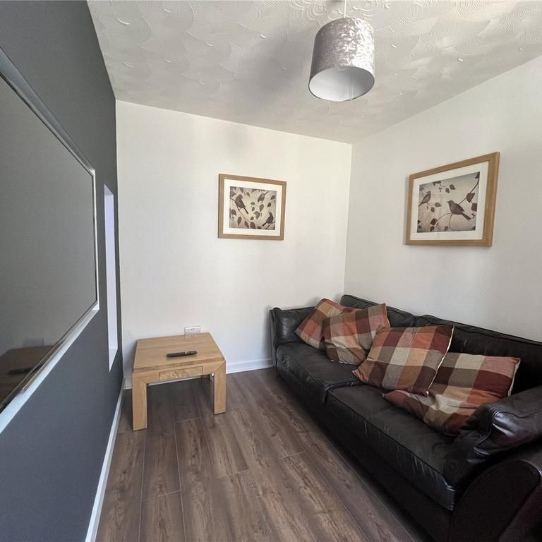 2 bedroom end of terrace house to rent - Photo 1